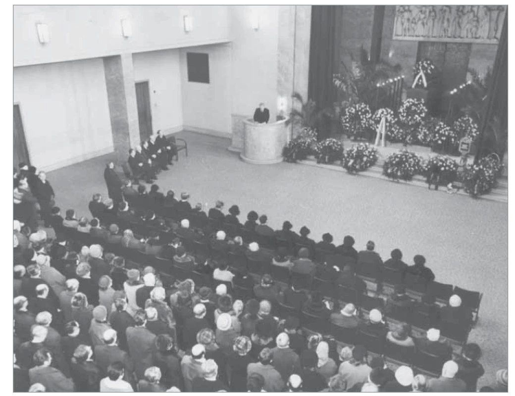 Poslední rozloučení s Antonínem Přecechtělem.<br>
Fig. 10. The last farewell to Antonín Přecechtěl.