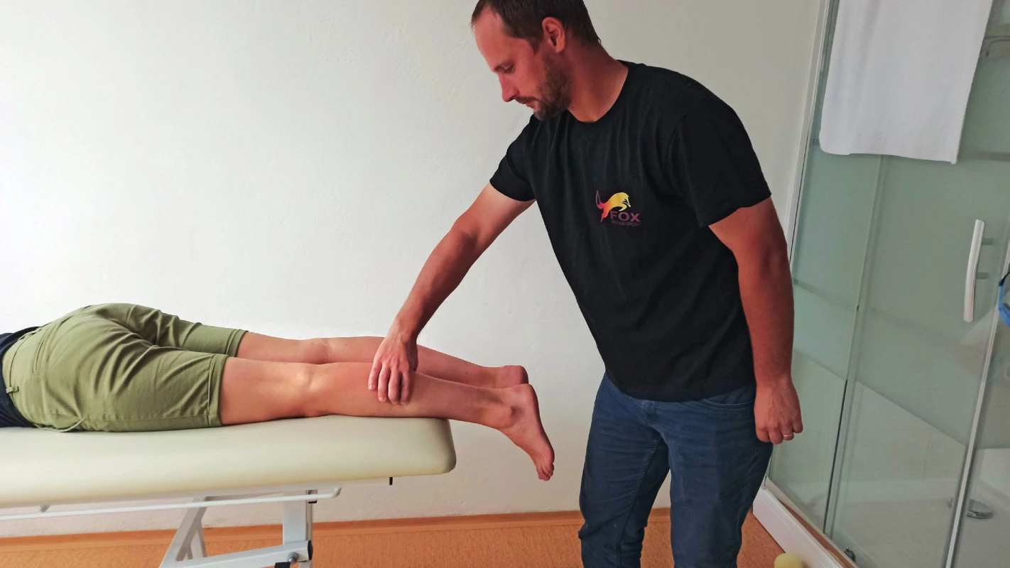 Thompson test/ calf squeeze test. Pacient leží v pozícii na bruchu na vyšetrovacom stole. Chodidlá sú mimo vyšetrovacieho
stola. Vyšetrujúci stlačí lýtkový sval niekoľkokrát po sebe. Pokiaľ je Achillová šľacha intaktná, tak dôjde ku plantárnej flexii v členku. Pri
ruptúre Achillovej šľachy ku plantárnej flexii v členku nedôjde. 
