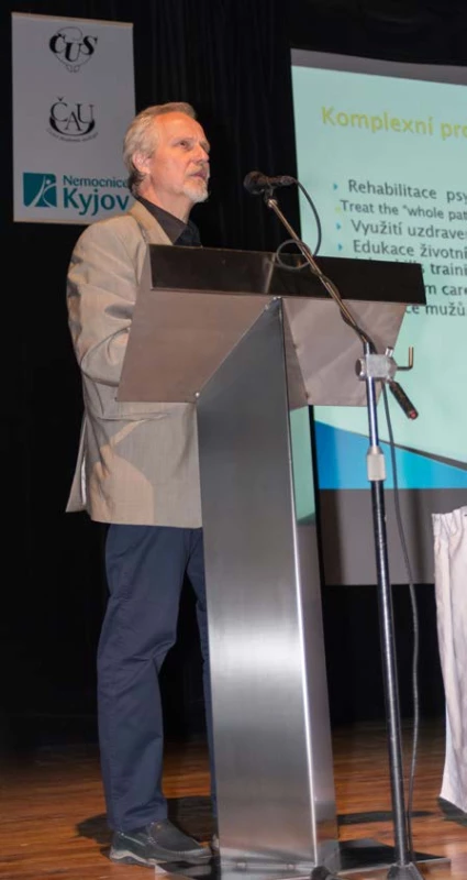 Prof. Hanuš prezentuje na téma močové
píštěle a inkontinence<br>
Fig. 2. Prof. Hanuš presenting the issue of urinary
fistulas and incontinence