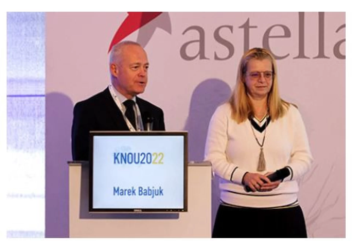Prof. MUDr. Marek Babjuk, CSc., děkan 2. lékařské
fakulty Univerzity Karlovy, a as. MUDr. Michaela
Matoušková zahajují konferenci KNOU 2022<br>
Fig. 1. Prof. Marek Babjuk, M.D., CSc., Dean of the
Second Faculty of Medicine, Charles University in Prague;
and senior lecturer Michaela Matoušková, M.D.,
opening the 2022 KNOU conference