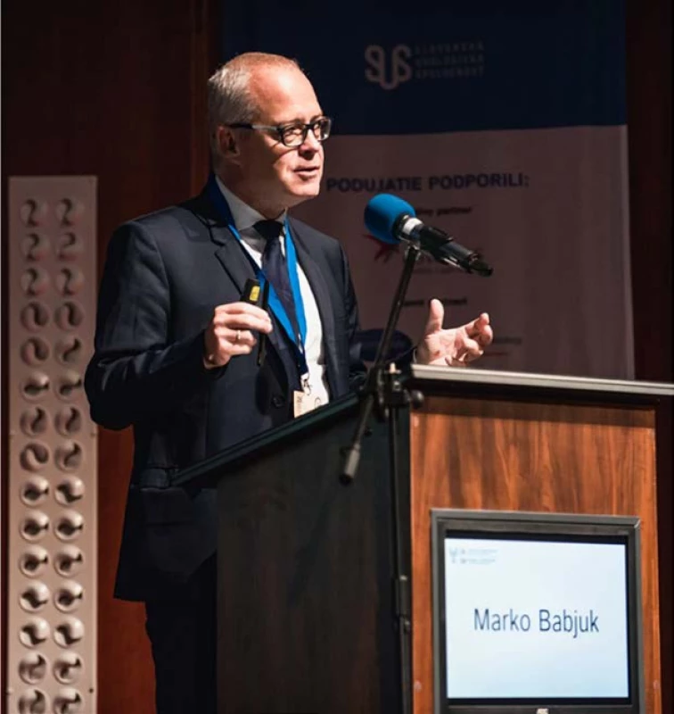 Prof. Babjuk při prezentaci
statistiky týkající se radikálních prostatektomií
v České republice<br>
Fig. 3. Babjuk during his report
about radical prostatectomy data
analysis in the Czech republic