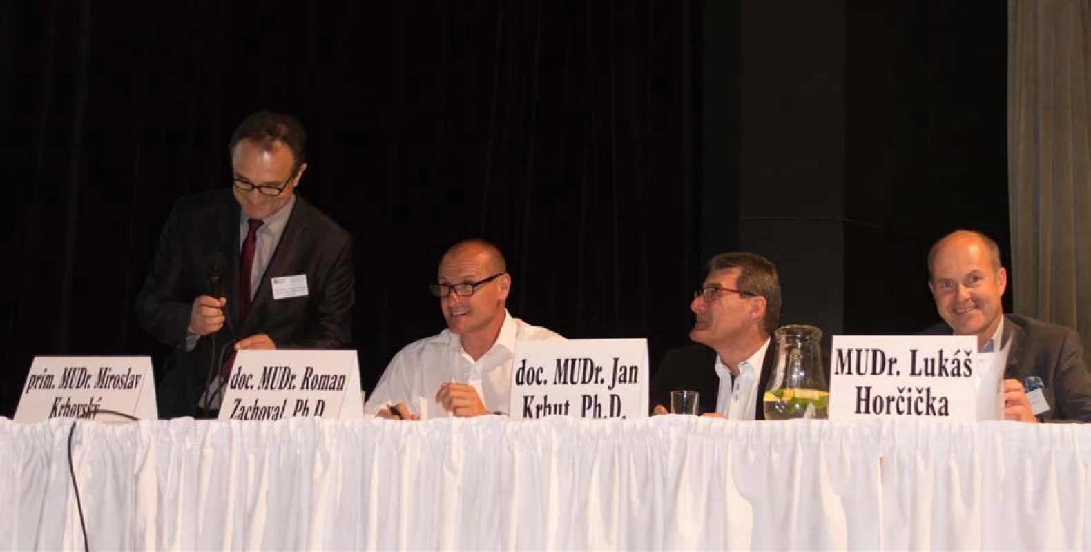Panelisti workshopu: prim. Krhovský, doc. Zachoval, doc. Krhut a předseda Urogynekologické společnosti
Lukáš Horčička<br>
Fig. 1. The workshop panel members: Head of the Department of Urology in Kyjov Krhovský; Assoc. Prof.
Zachoval; Assoc. Prof. Krhut; and Lukáš Horčička, president of Urogynecological Society.
