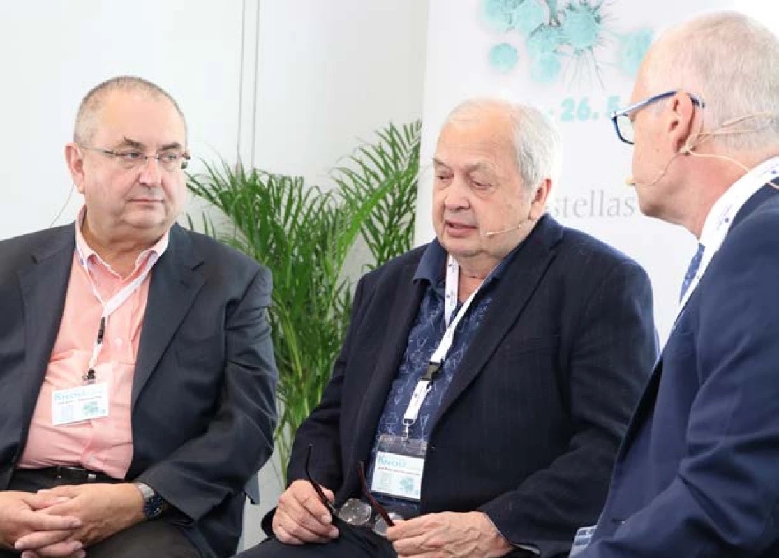 Prof. MUDr. Jindřich Fínek,
Ph.D., MHA, prof. MUDr. Luboš
Petruželka, CSc., a prof. MUDr. Marek
Babjuk, CSc., během natáčení
rozhovoru pro KNOU TV. Rozhovory
jsou dostupné na www.youtube.
com<br>
Fig. 3. Prof. Jindřich Fínek,
M.D.,
Ph.D., MHA; prof. Luboš Petruželka,
M.D., CSc.; and prof. Marek
Babjuk,
M.D., CSc., shooting an interview
for KNOU TV. The interviews are
available at www.youtube.
com