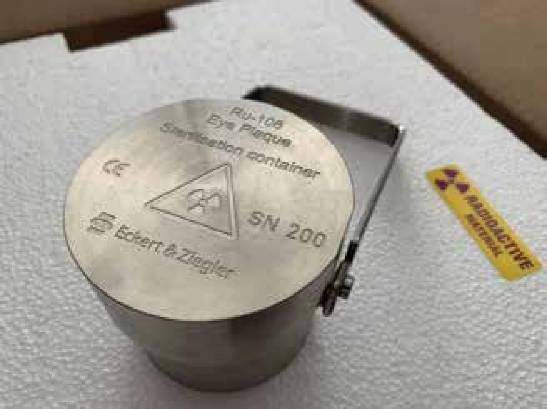 Storage and sterilisation container for ruthenium applicator 