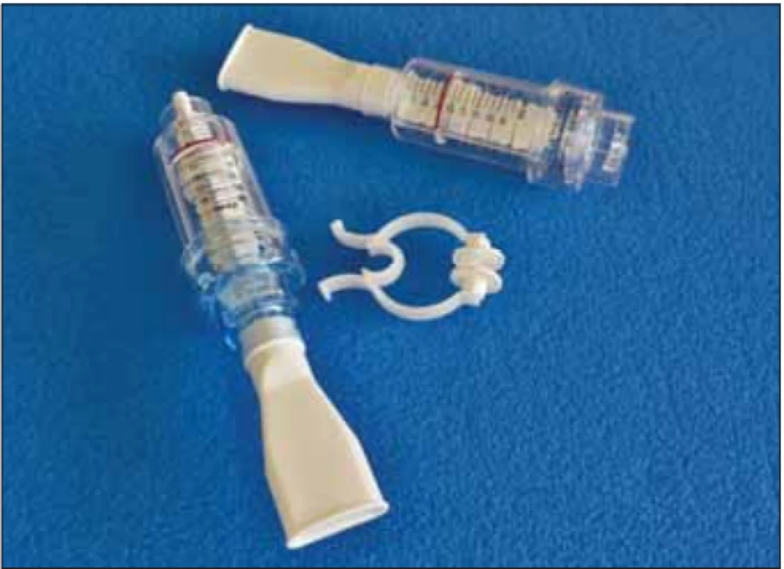 Dechové trenažéry threshold positive expiratory
pressure, vlevo a threshold inspiratory muscle trainer,
vpravo s příslušenstvím, tj. nosním klipem a náustkem.<br>
Fig. 1. Respiratory devices threshold positive expiratory pressure
(left) and threshold inspiratory muscle trainer (right) with
accessories such as a nose clip and a mouthpiece.