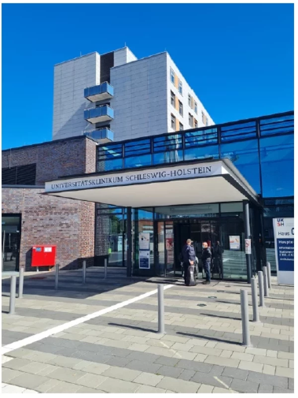 Vstup do Universitätsklinikum Schleswig-Holstein (UKSH) v Kielu <br> 
Fig. 2. Entrance to the University Hospital Schleswig-Holstein (UKSH) in Kiel