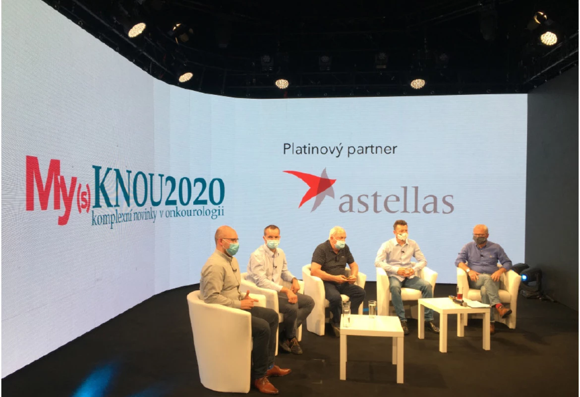 MUDr. R. Ondrejček, MUDr. A. Brisuda, prof. L. Petruželka, prof. O. Hes a prof. M. Babjuk (zleva) v televizním
studiu během natáčení živé debaty o karcinomu močového měchýře<br>
Fig. 3. R. Ondrejček, MD, A. Brisuda, MD, Prof. L. Petruželka, Prof. O. Hes, and Prof. M. Babjuk (left to right) in the
TV studio during the filming of a live debate on bladder carcinoma