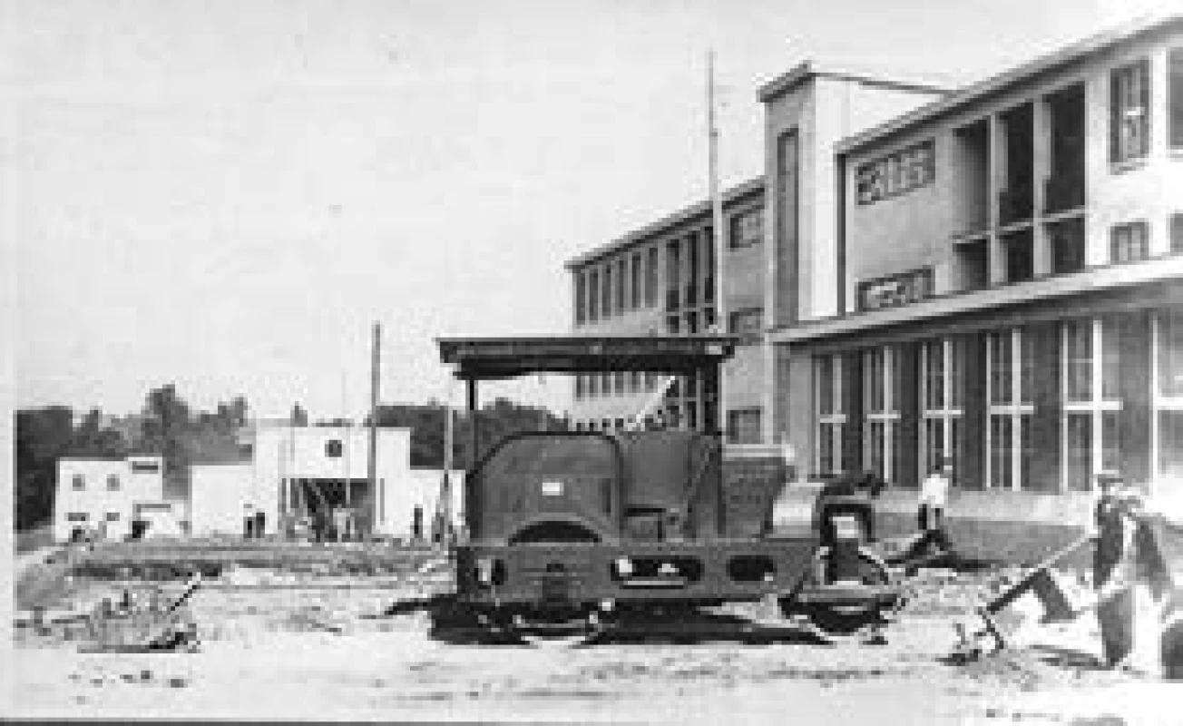 Terénní práce před pavilonem A (léto 1928). V pozadí kaple a trafostanice.