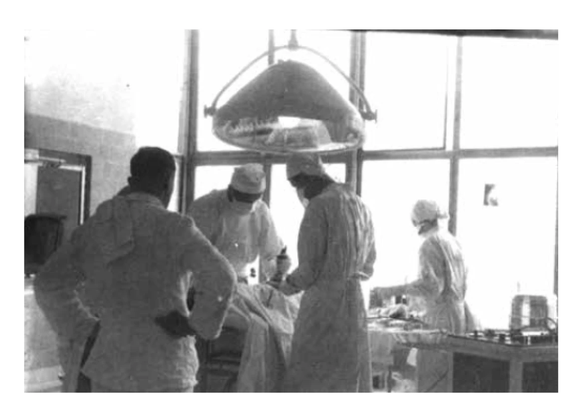 Fotografia z operačnej sály ortopedického oddelenia
ústavu z obdobia medzi dvoma svetovými vojnami.