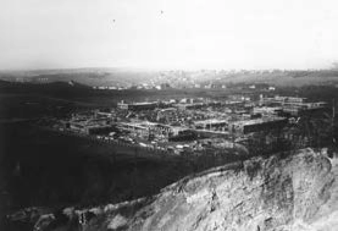Pohled stavbu od východu 30. srpna 1926.
Vlevo na obzoru v lese patrná stavba Šimsova sanatoria, nyní Dětského centra při Thomayerově nemocnici.