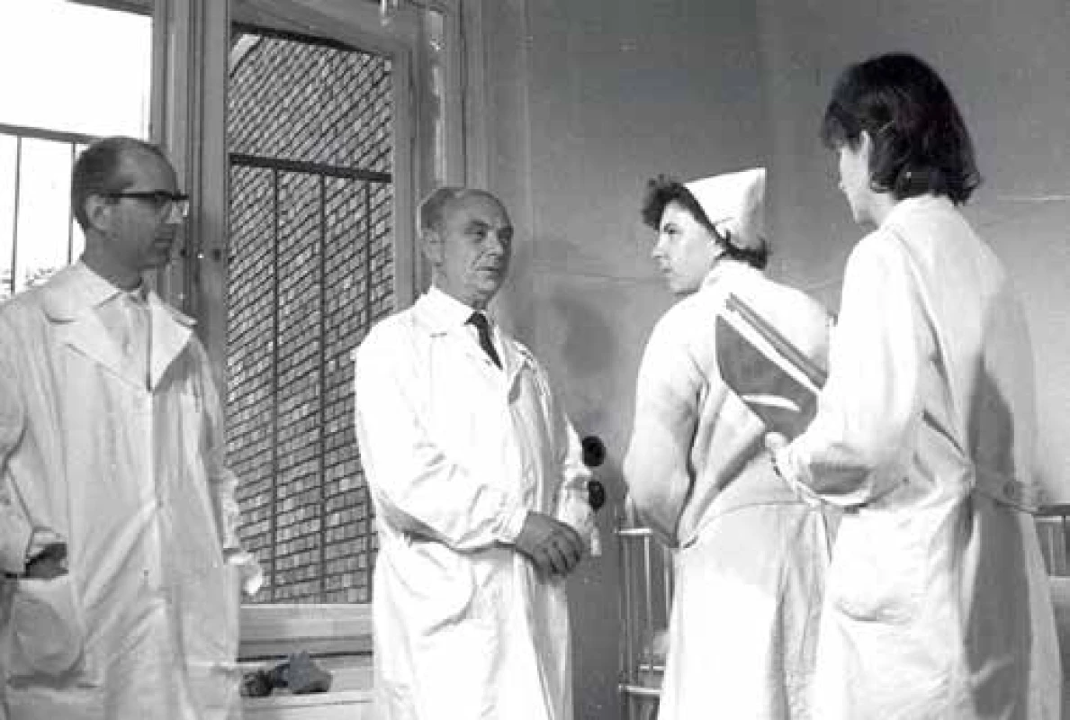 Profesor MUDr. Emil Poláček, DrSc., na klinice při vizitě, květen 1970.