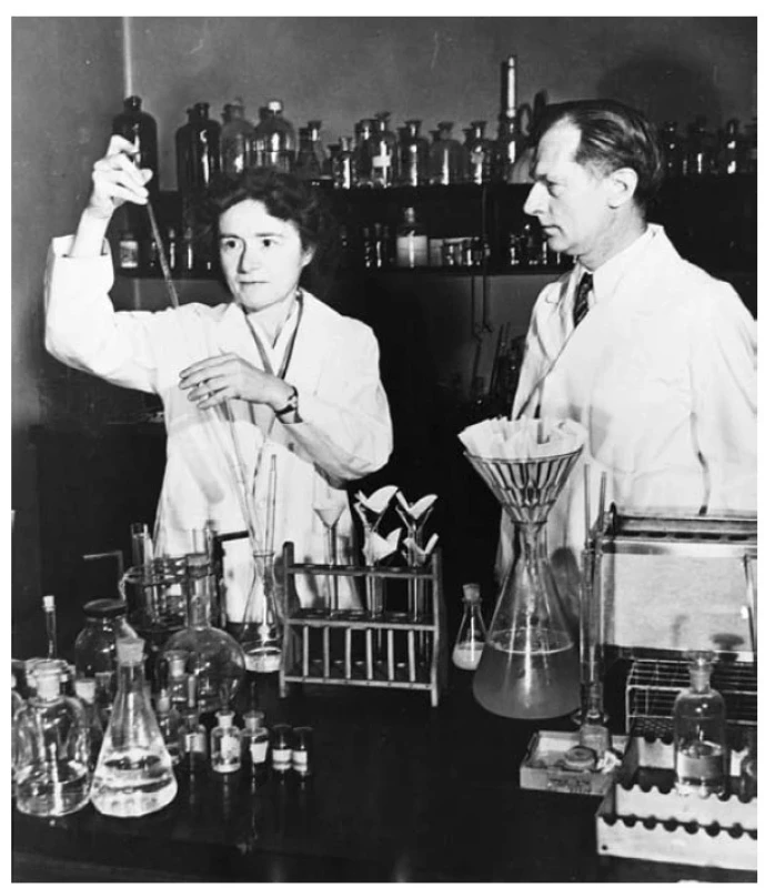 Manželé Coriovi ve výzkumné laboratoři v USA