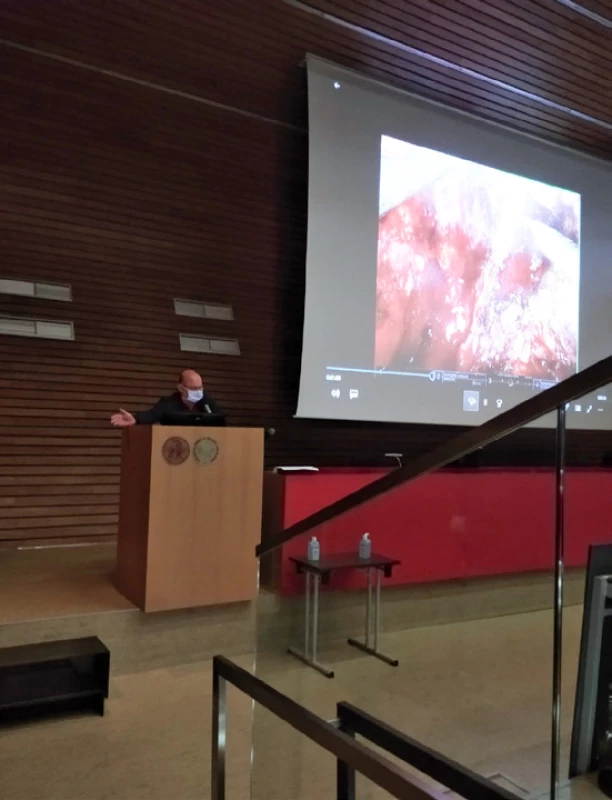 Prim. MUDr. Štursa prezentuje
robotickou cystektomii<br>
Fig. 3. Head physician M. Štursa, MD,
presenting robotic cystectomy