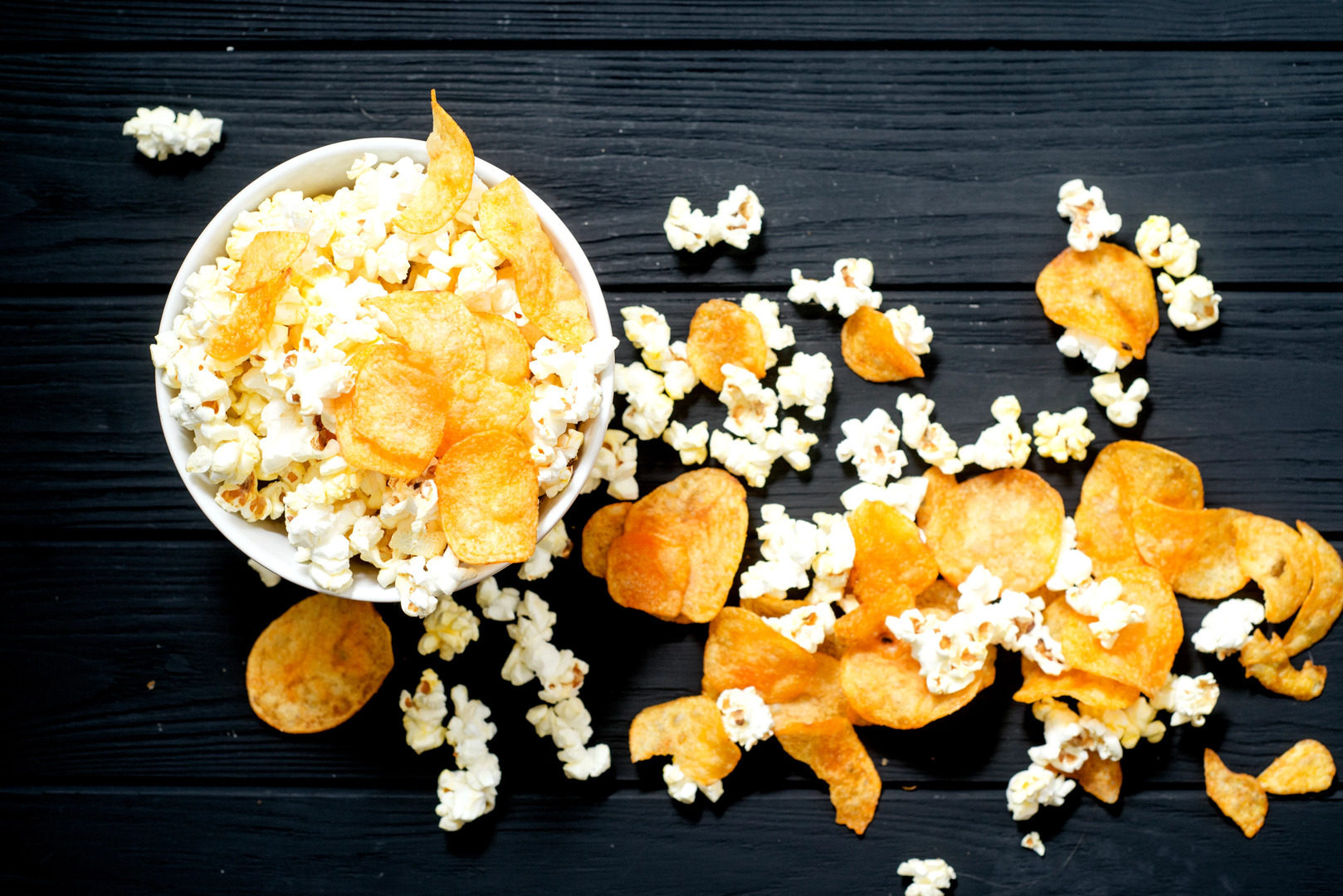 Popcorn versus chipsy: Co je lepší pro bezstarostné mlsání?
