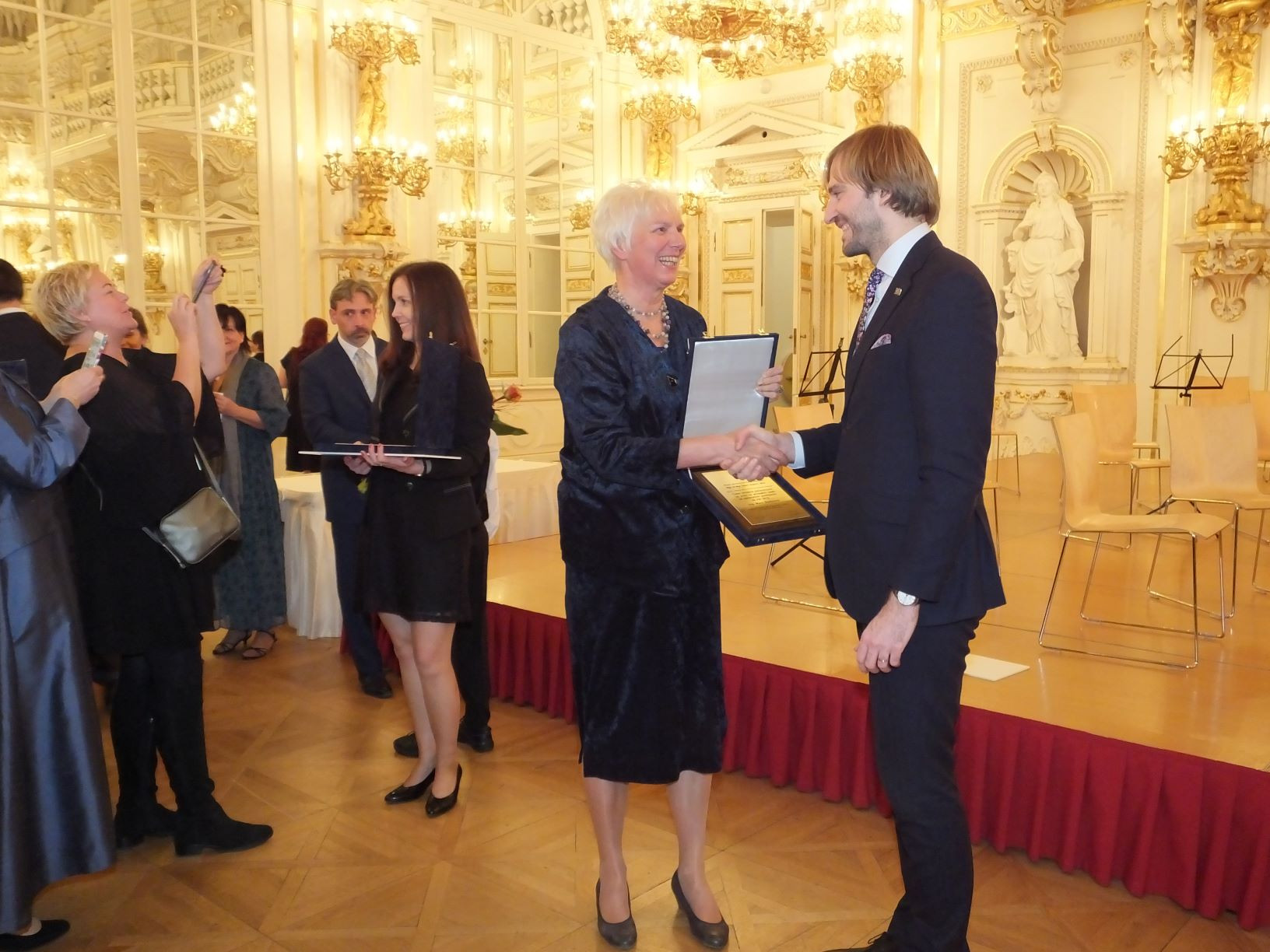 Obr.3 Marie Ředinová převzala cenu z rukou ministra zdravotnictví Adama Vojtěcha