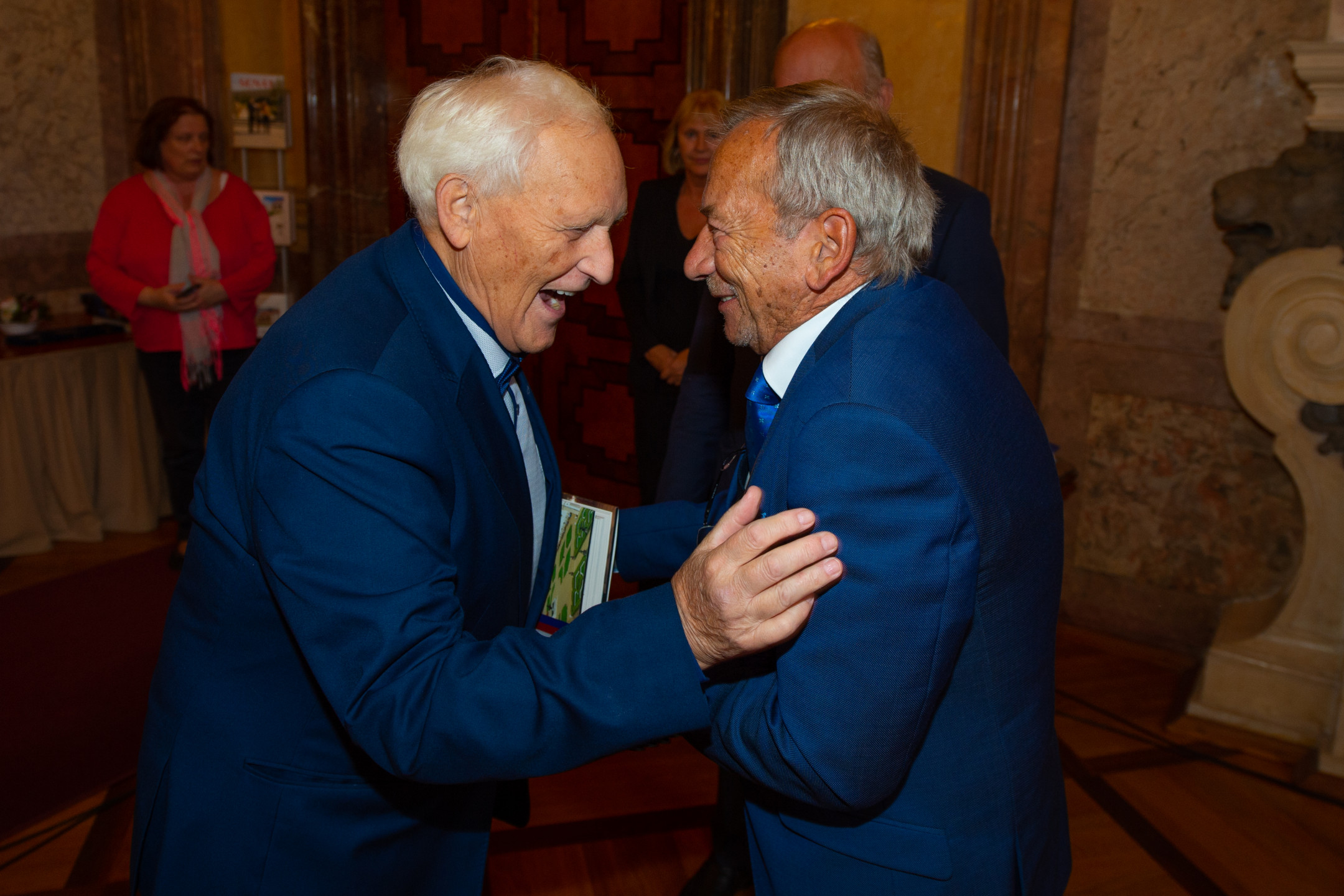 Profesor Oldřich Eliška převzal ocenění za publikaci svého celoživotního díla. Mezi prvními gratulanty byl i předseda Senátu PČR Jaroslav Kubera. Foto Michal Stavinoha
