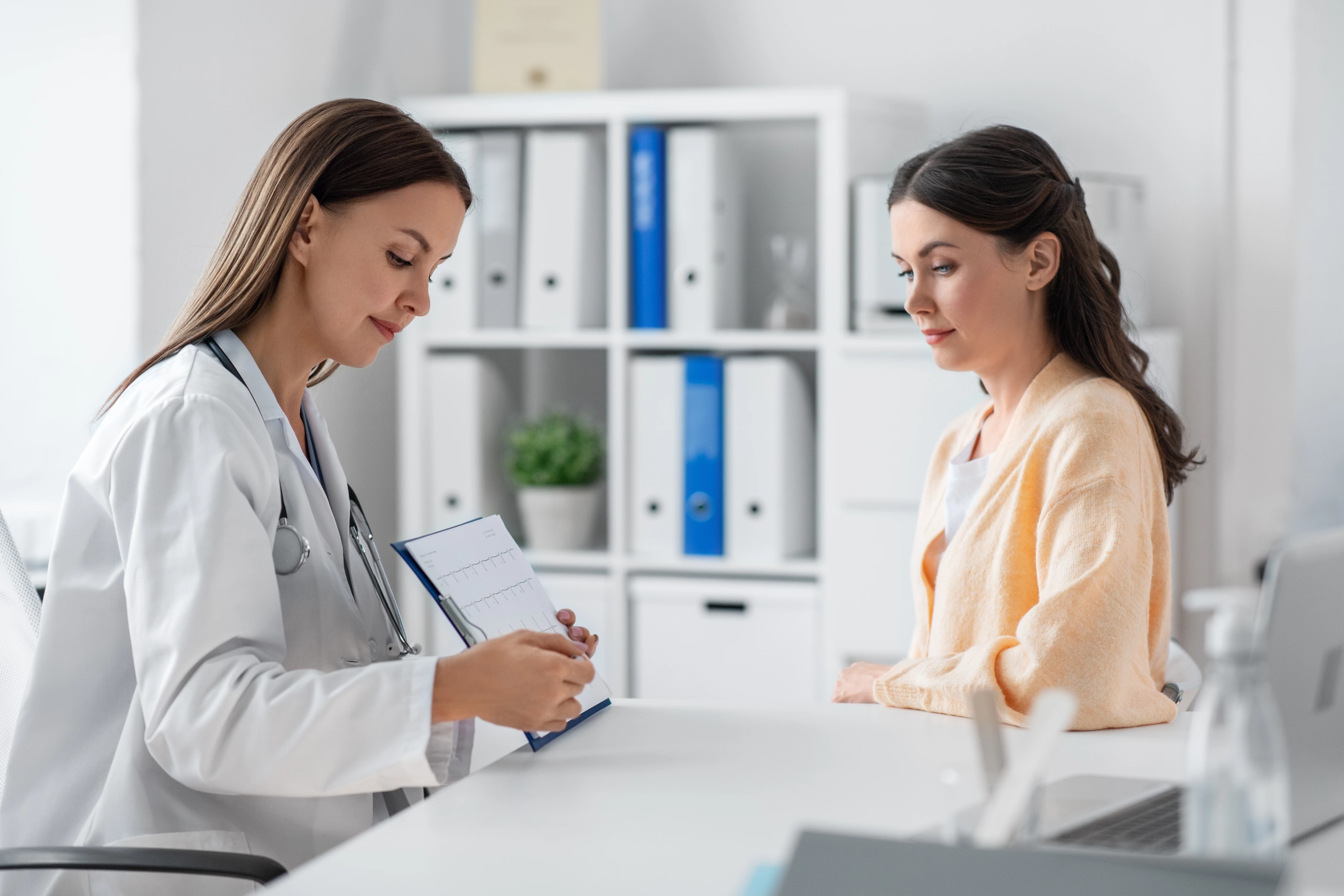INFOGRAFIKA: Data mluví jasně – čím dál více žen v medicíně promění české zdravotnictví
