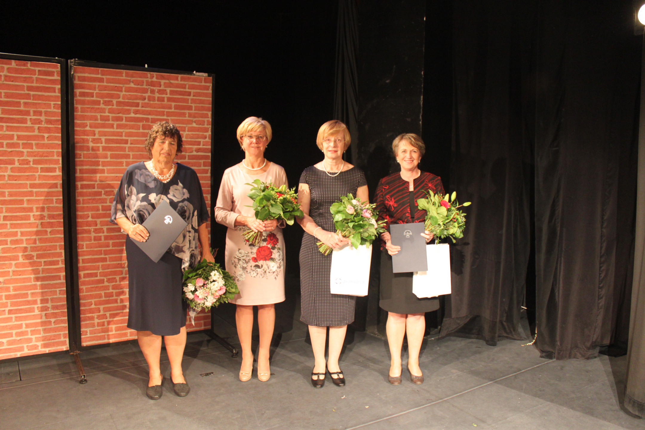 Oceněné sestry (zleva) Bc. Anna Skalická, Mgr. Nina Müllerová, Mgr. Jana Fendrychová, Ph.D., Květa Prouzová, DiS.; Foto: ČAS